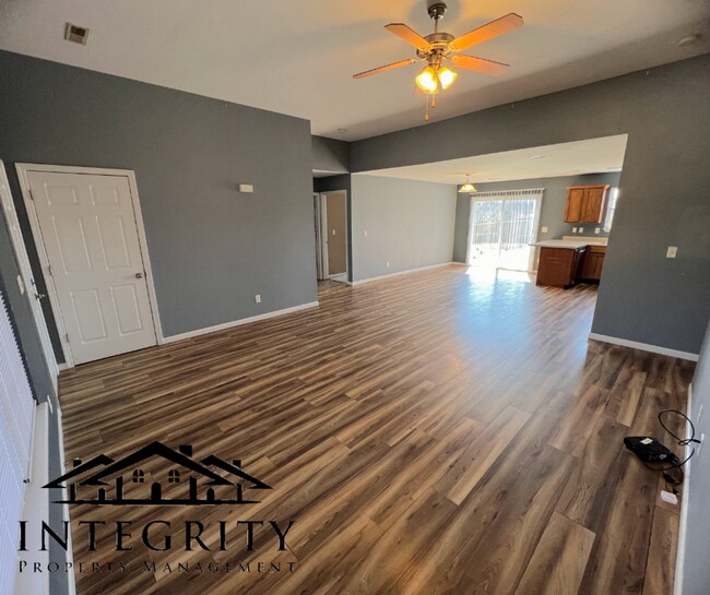 Building Photo - Single Family Home Close to FLW