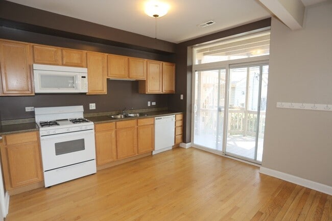 Building Photo - 5208 N Sawyer Ave