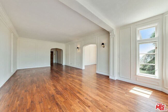 Building Photo - 1360 Crescent Heights Blvd