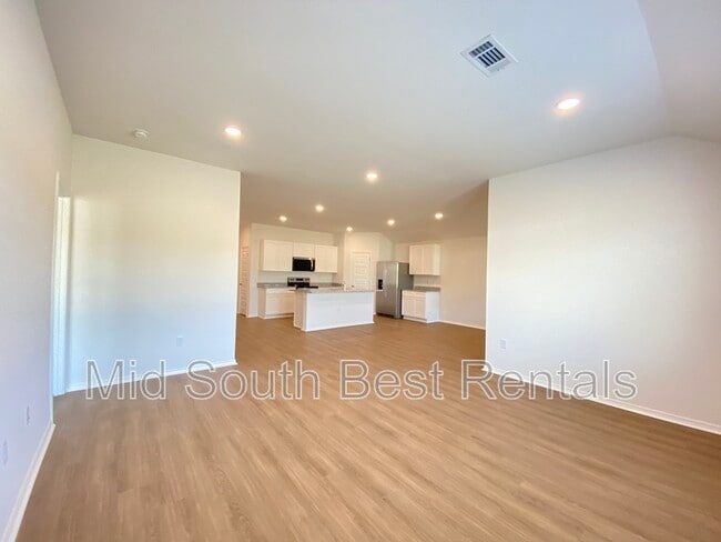 Foto del edificio - 76 Kelton Ln