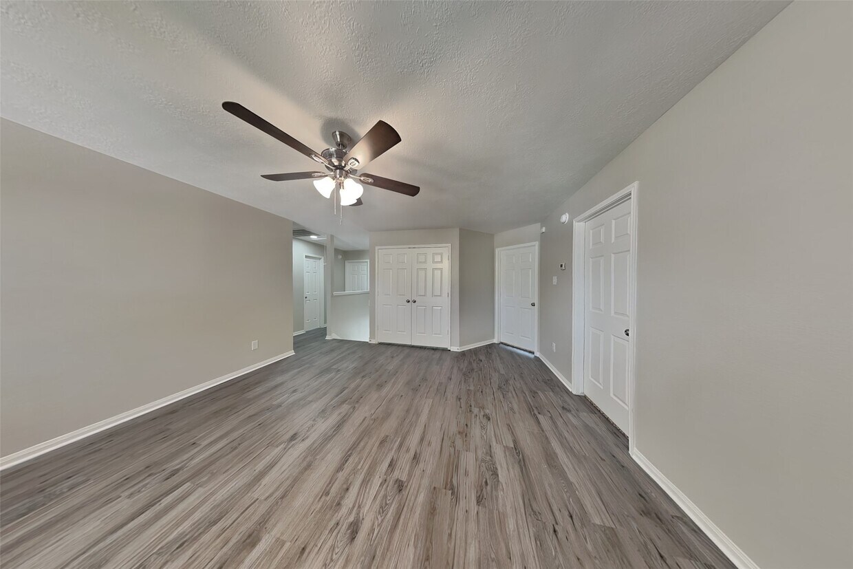 Foto principal - 14906 Woodcypress Ln