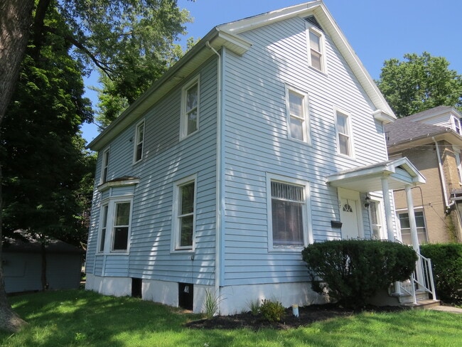 Building Photo - 37 Maple Ave