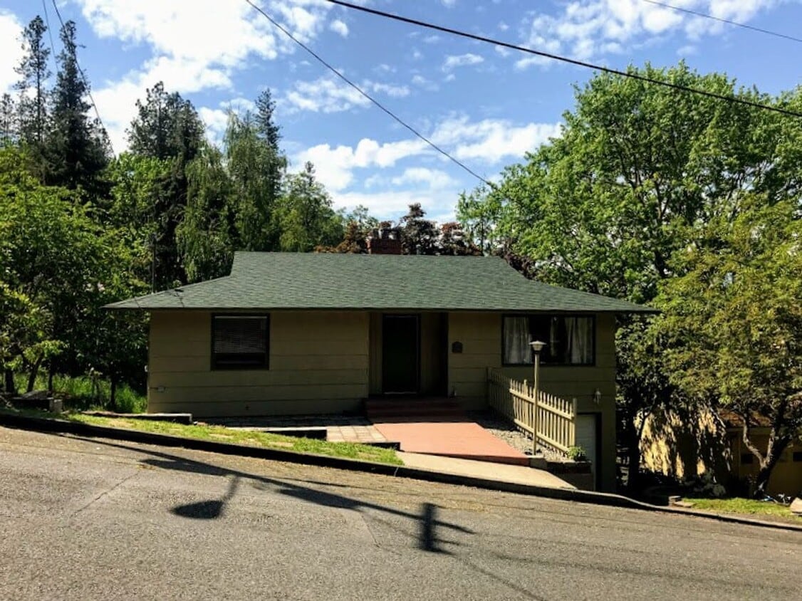 Primary Photo - 4 br, 2 bath House - 1014 SE Terrace Dr