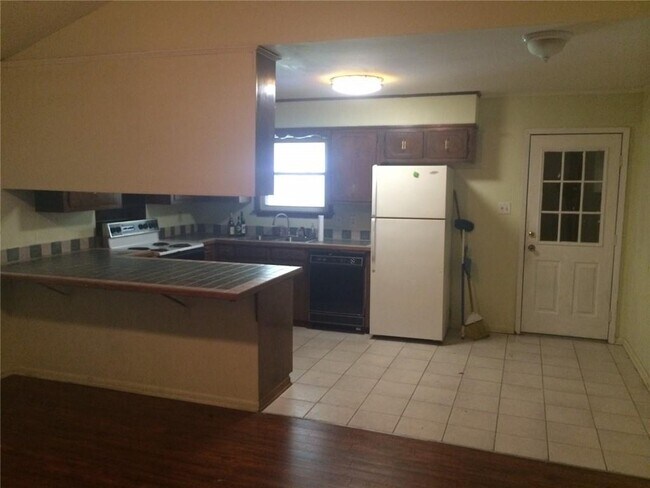 Building Photo - 110 S Mauvilla Dr
