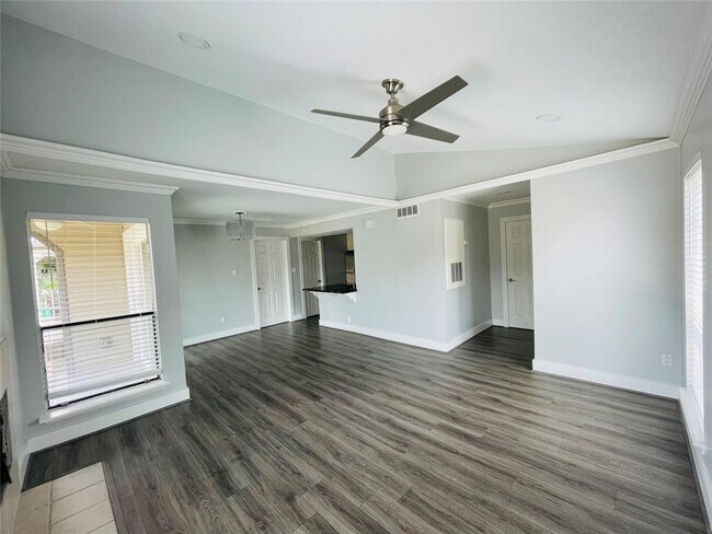 Building Photo - 2025 Augusta Dr