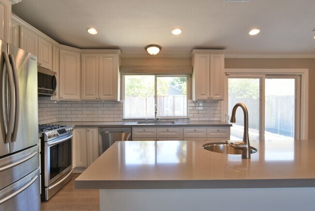 Foto del edificio - Beautifully Remodeled 3 Bedroom 2 Bath Par...