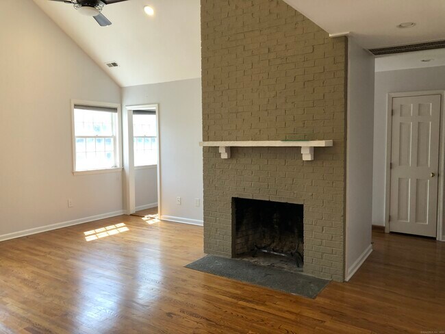 Building Photo - 11 Pond Ln
