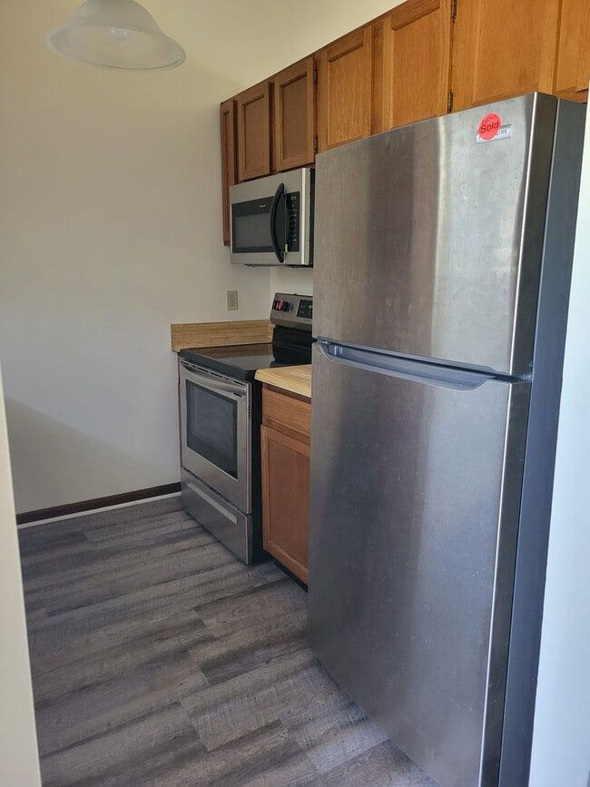 Building Photo - $1150 - 2/2 - Jefferson Square has receive...