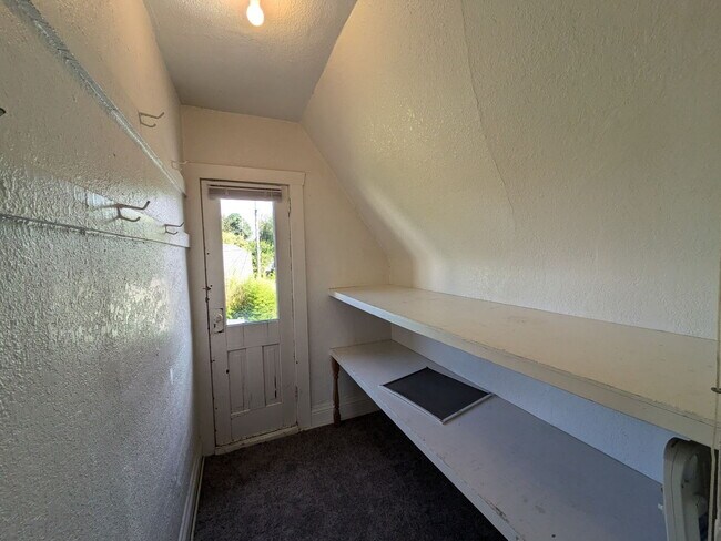 Building Photo - Across from Bellingham High | 5 Bed, 2 Bath Home | Minutes to Trader Joe's & I-5 | Pet Friendly |...