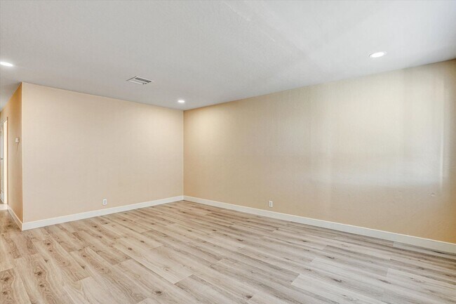 Foto del edificio - Beautifully Renovated 4 Bedroom Home with 3 Full Bathrooms!