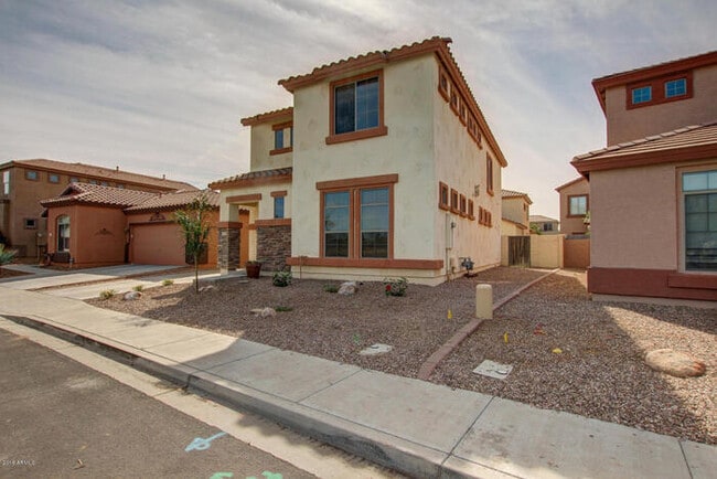 Foto del edificio - Stunning Rancho Del Ray double story overlooking community park.