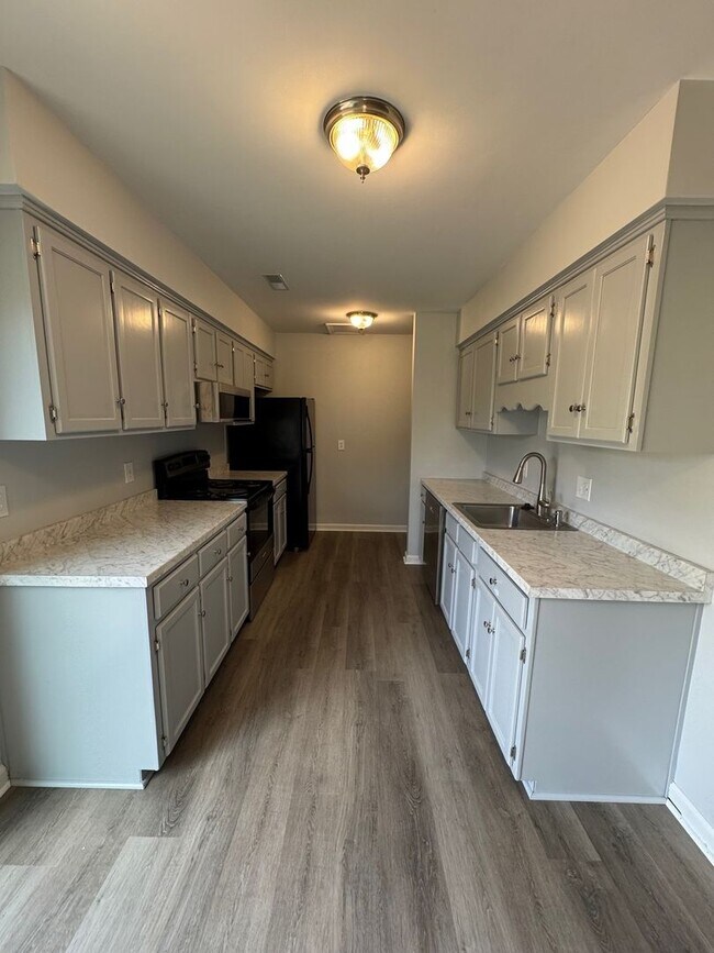 Building Photo - Renovated Townhouse with Fenced Yard