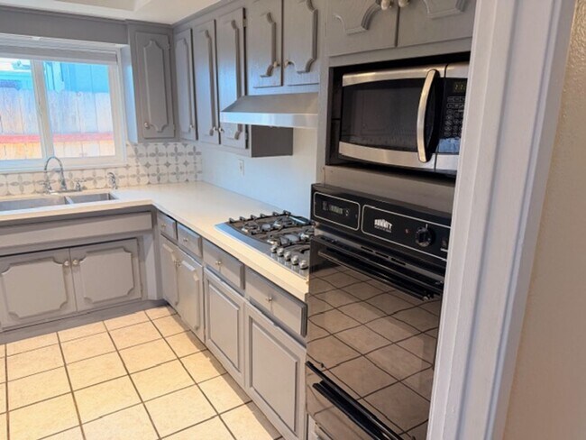 Building Photo - 3 bedroom 2 bath house for Lease