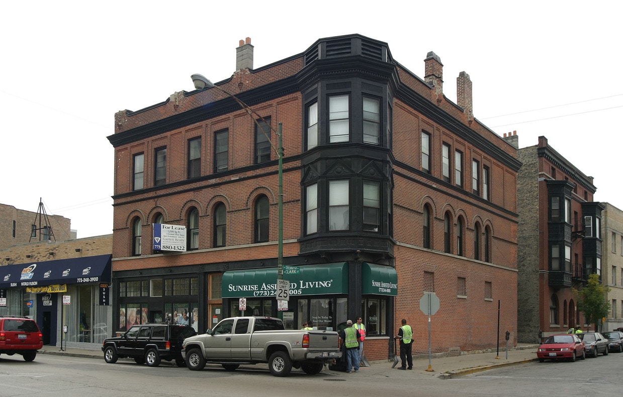 Building Photo - 2634-2640 N Clark St