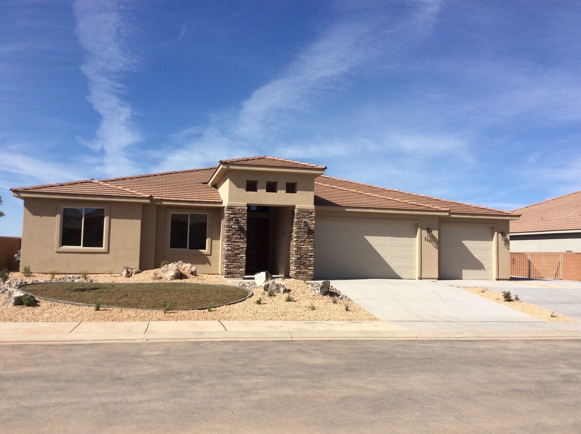 Primary Photo - Beautiful Sky Ridge Home