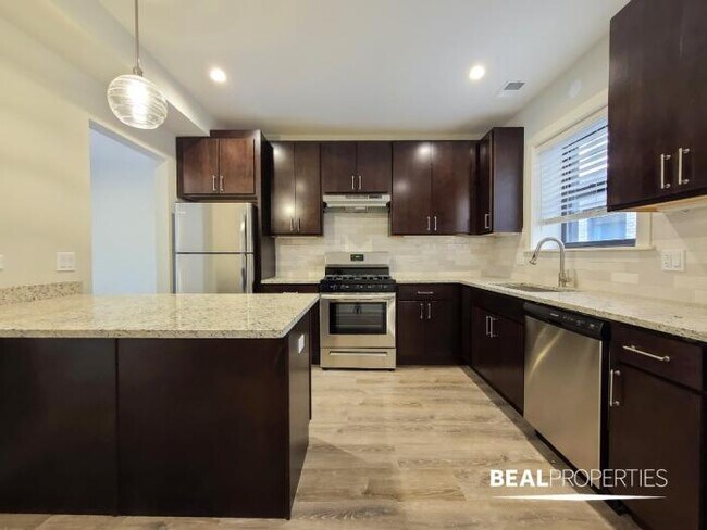 Building Photo - 2 bedroom in EVANSTON IL 60202