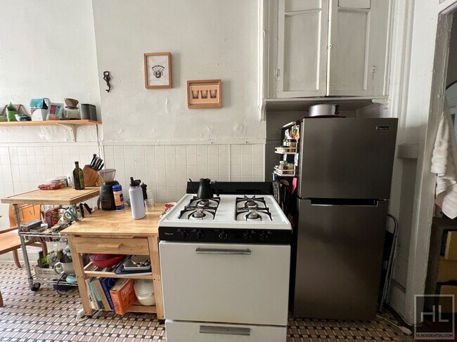 Building Photo - Lofty 2 bedroom/1 Bathroom apt available f...