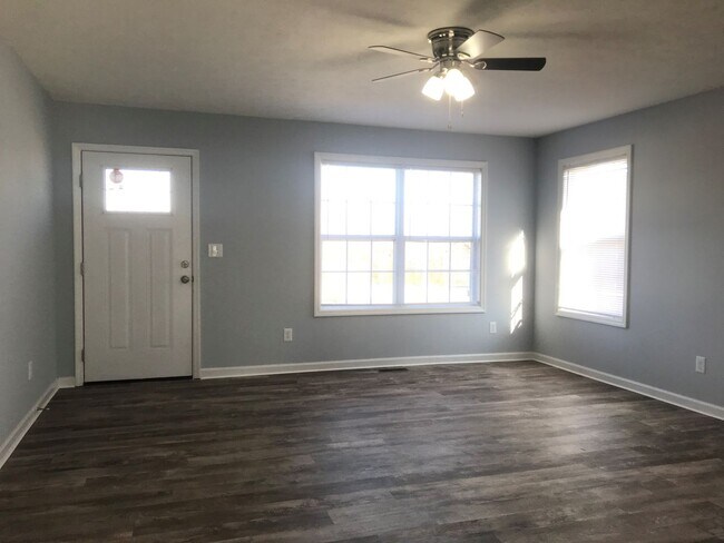 Foto del edificio - 3 Bed 2 Bath, Newly Renovated, Beautiful B...