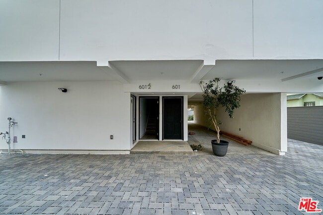 Building Photo - 605 1/2 W 41st Pl