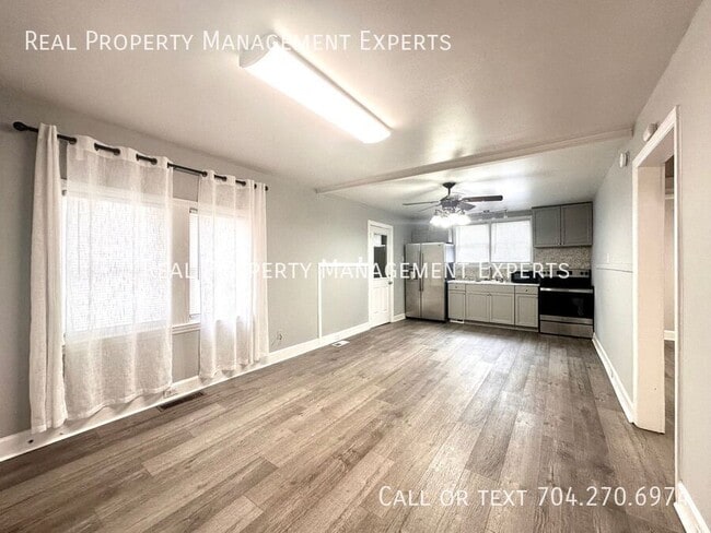 Building Photo - 2800 Eastway Dr
