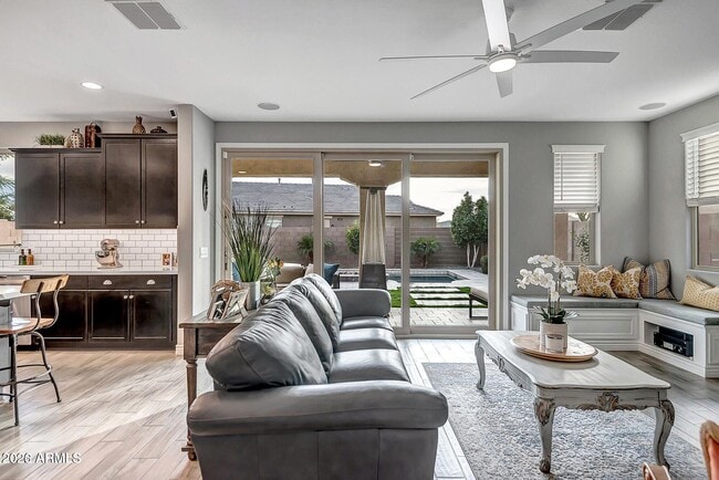 Foto del edificio - 517 E Balao Dr