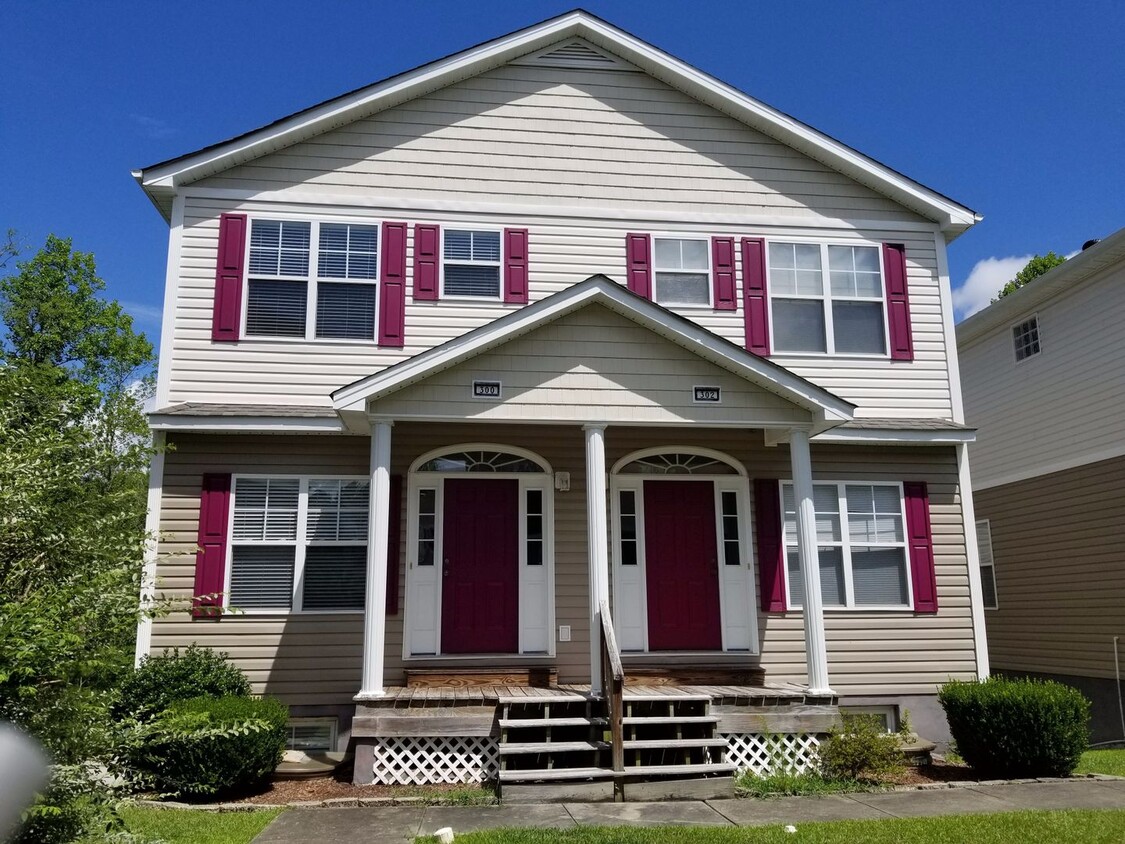 Primary Photo - 2 Bedroom 2.5 Bath Townhouse with garage a...