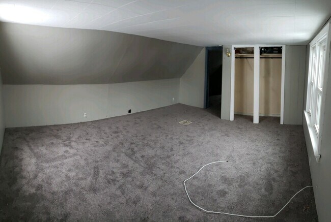 Upper Large Bedroom - 60 Broughton St