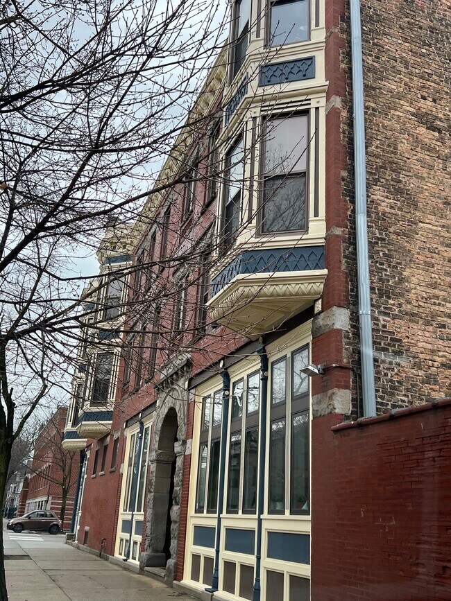 Foto del edificio - 2854 N Racine Ave