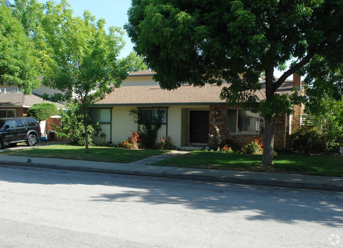 Building Photo - 639 Begonia Way