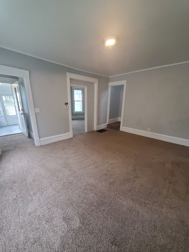 Building Photo - 3 bedroom house in Davenport