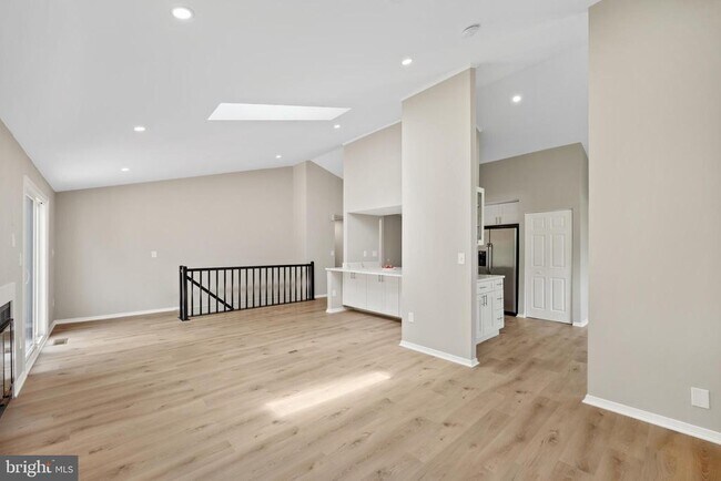 Foto del edificio - 8200 Clay Dr