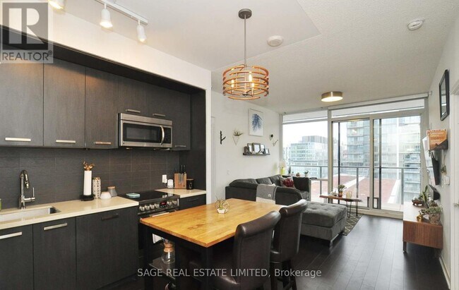 Photo du bâtiment - 455-S455 Front St E