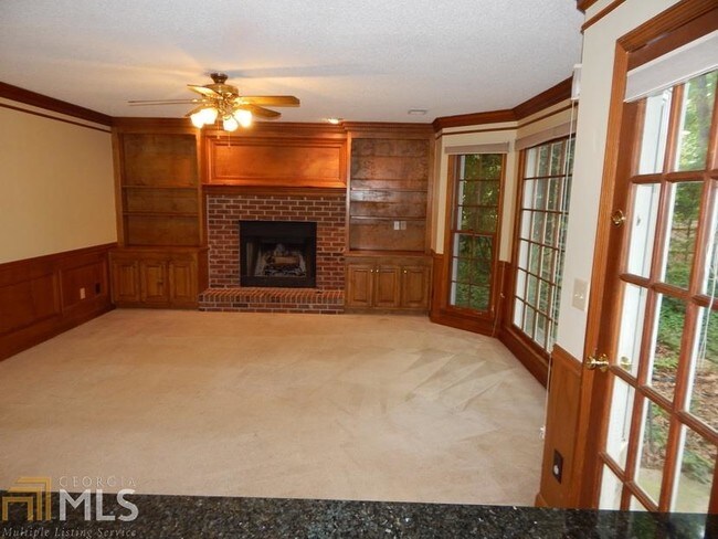 Building Photo - 2425 Woodbridge Dr