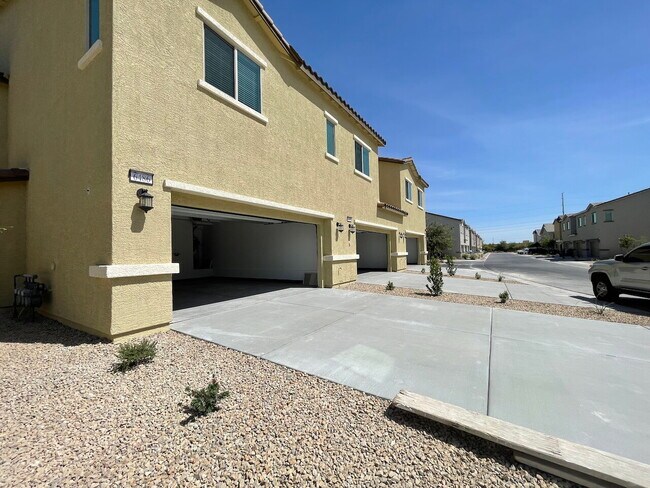 Building Photo - GATED 4 BED 2.75 BATH 2 CAR GARAGE TOWNHOUSE w/ LOFT & BED + BATH DOWNSTAIRS!