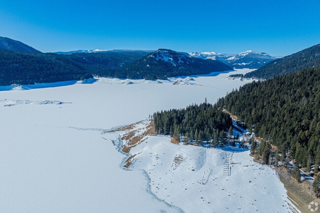 Rimrock Lake offer ample opportunities for swimming and fishing.