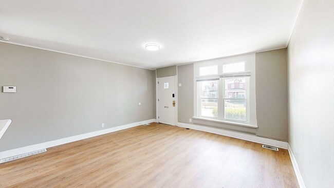 Building Photo - HOUSE FOR RENT