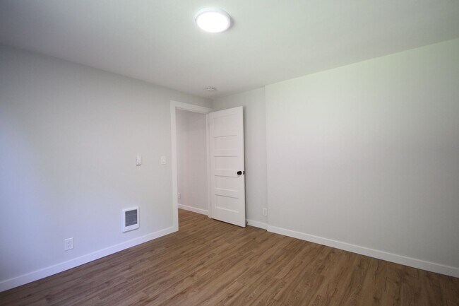 Building Photo - Charming Down Town Sumner Duplex