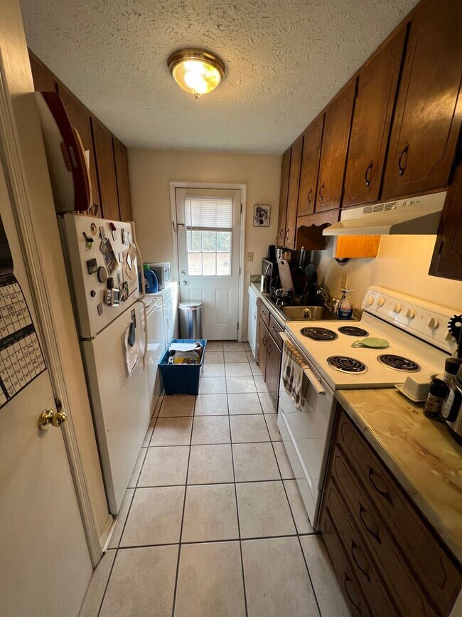 Building Photo - Duplex in Residential Eastside Area