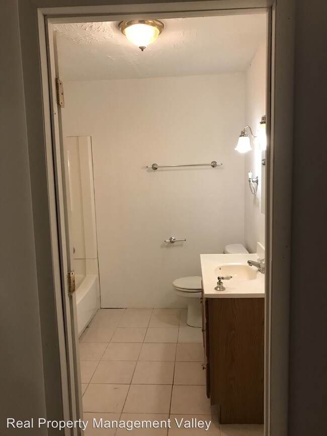 Building Photo - 3 br, 1 bath House - 2233 Kanawha Terrace