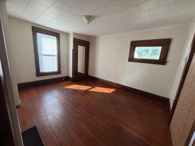 Foto del edificio - 307 Gilmore Ave