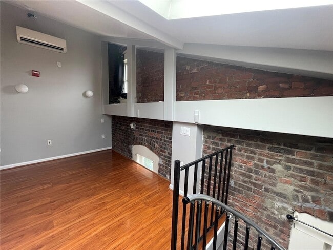 Building Photo - 94 4th Ave