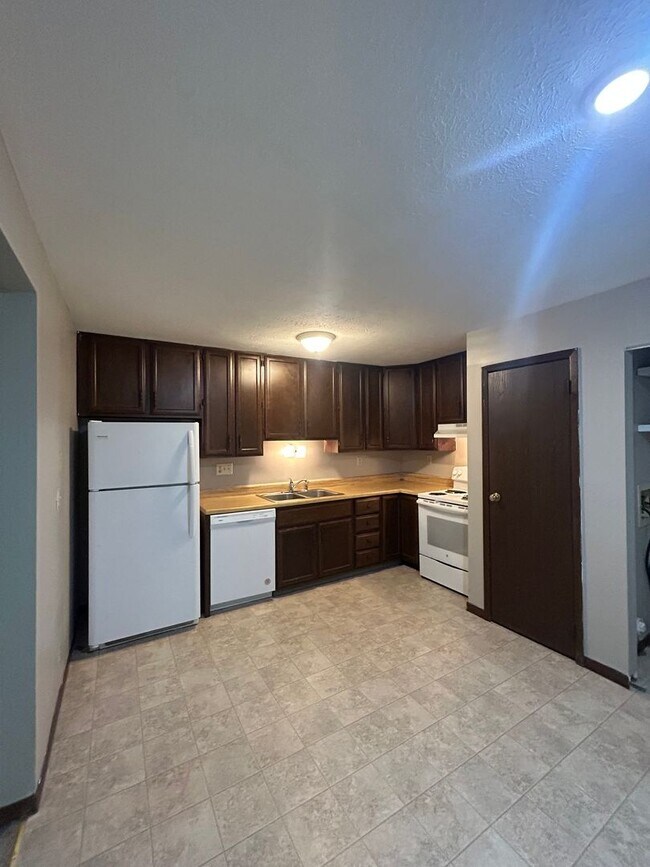 Building Photo - 60 Ironwood Ct
