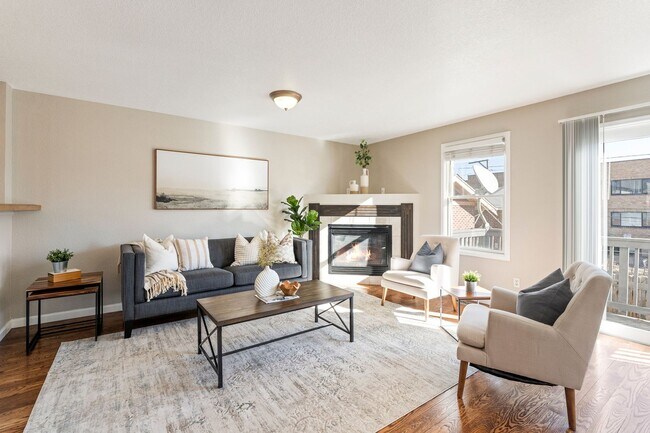 Foto del edificio - Charming 3 Bedroom Townhome in Highlands Neighborhood