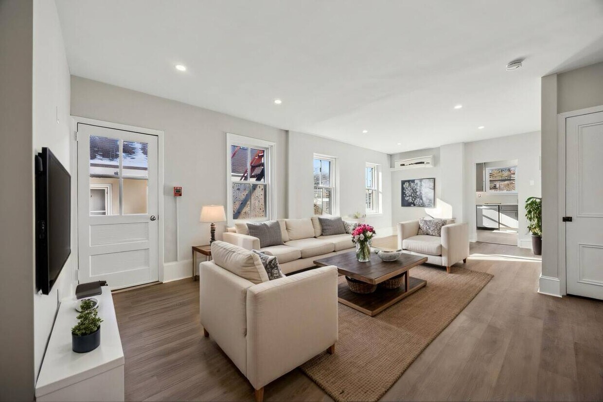 Foto principal - 121 E Washington St