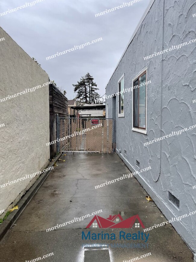 Building Photo - This Lovely home has 3 bedrooms,1.5 bath. ...