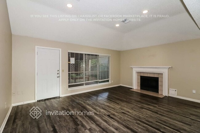 Building Photo - 8919 Village Hills Dr