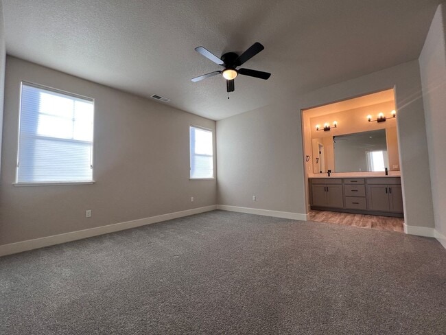 Building Photo - Beautiful! 3/2.5/2 Townhome in Gardnerville