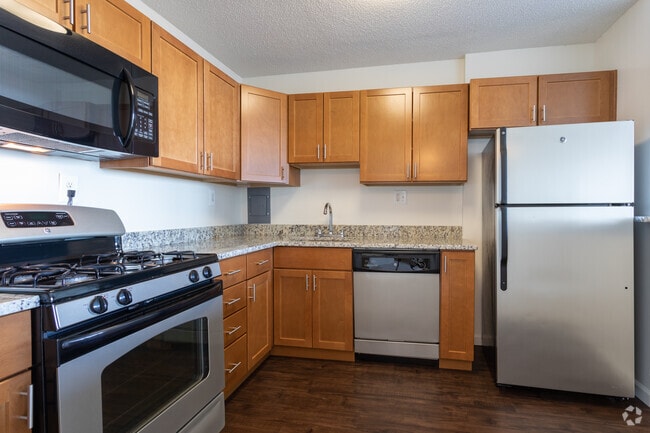 2BR, 1BA - 984 SF - The Aspen Apartments