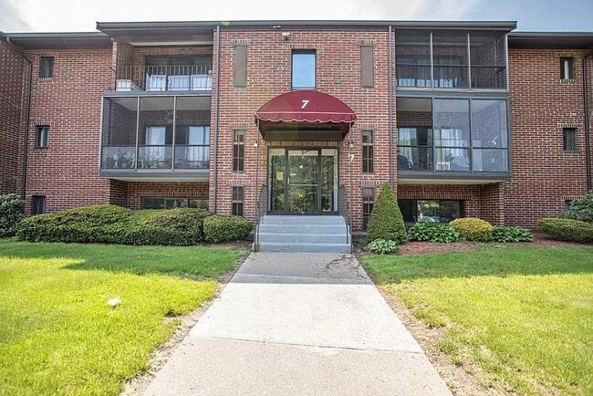 Building Photo - 221 Oak St