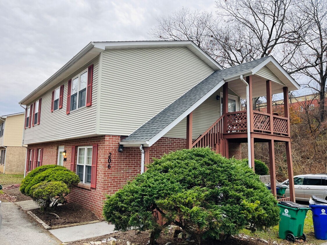 Foto principal - 2 Bedroom, 1 Bath Duplex